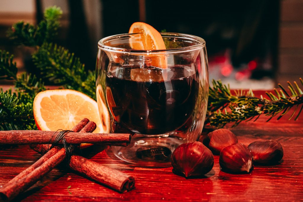 Punsch am Kaminfeuer