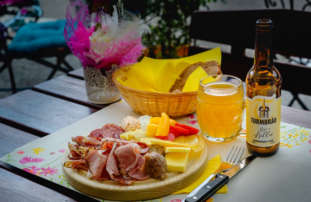 Kärntner Jause in der Greißlerei Rasch mit Bier vom Faß