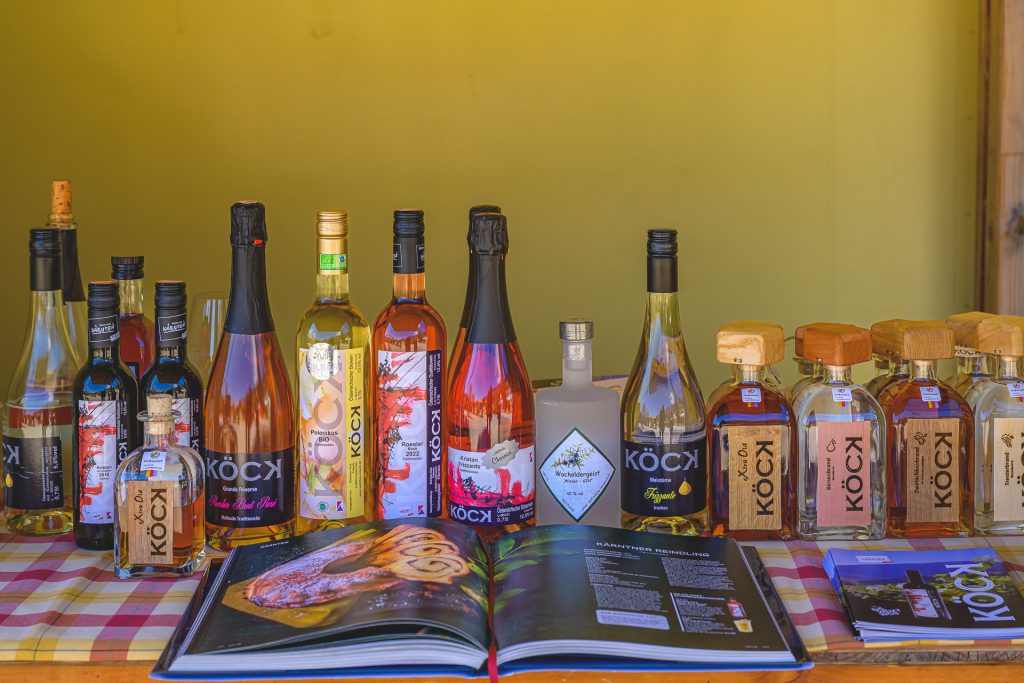 Weinverkostung in der Greißlerei Rasch mit Feldkirchner Weine vom Weinbau Köck